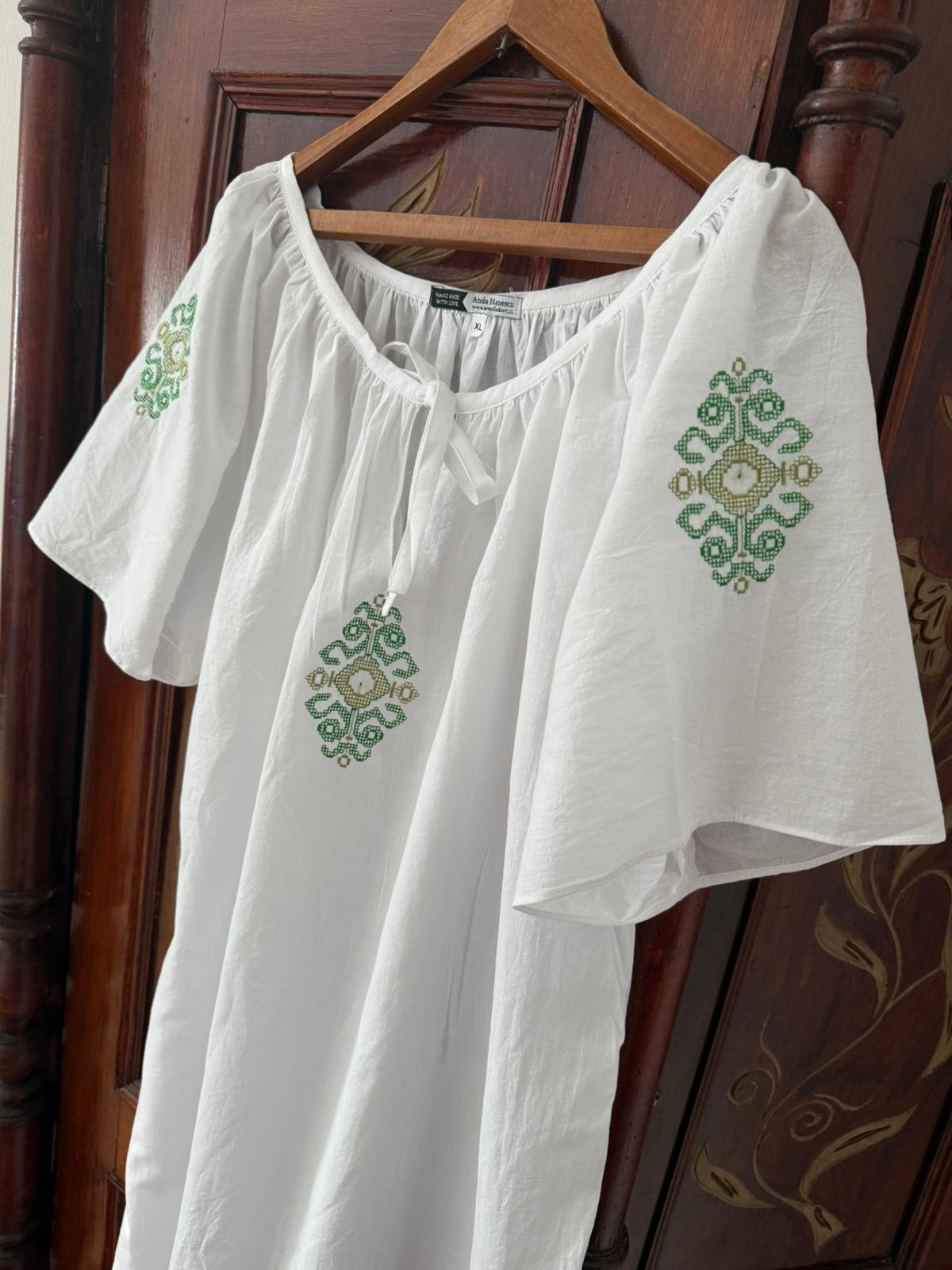Rochie Ana - cu simboluri inspirate din tradiție Rochie Ana - cu simboluri inspirate din tradiție