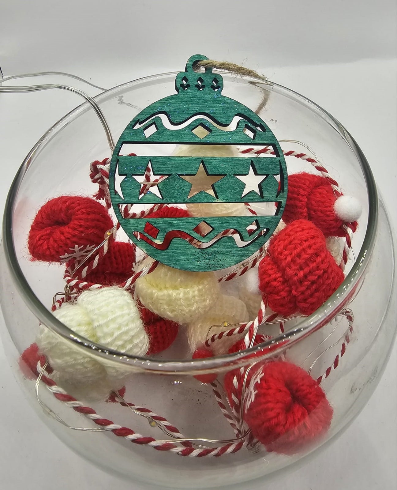 Decorațiune/ ornament glob din lemn, pentru împodobit bradul de Crăciun Decorațiune/ ornament glob din lemn, pentru împodobit bradul de Crăciun