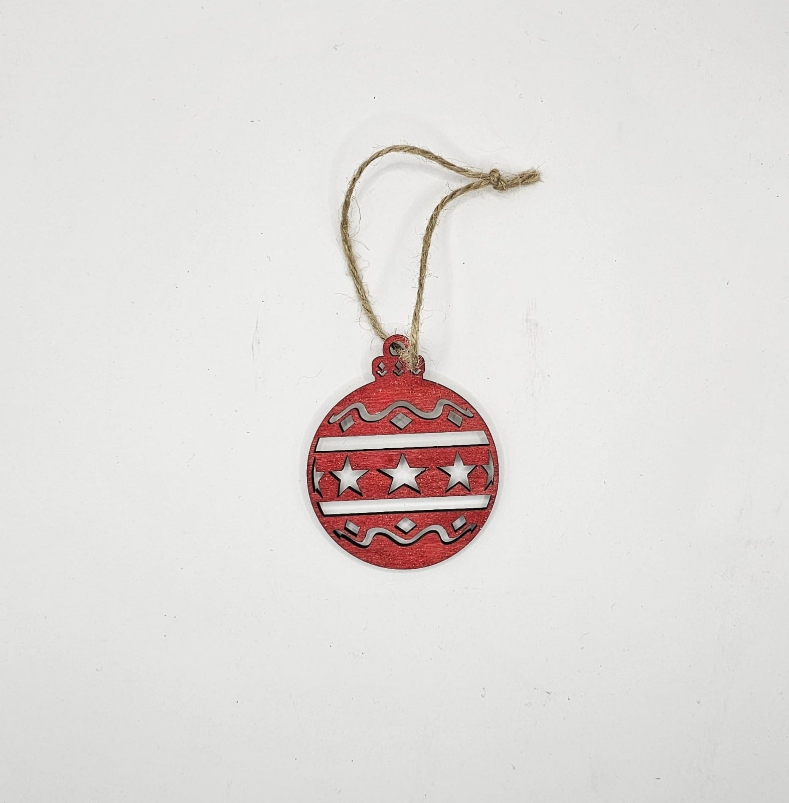 Decorațiune/ ornament glob din lemn, pentru împodobit bradul de Crăciun Decorațiune/ ornament glob din lemn, pentru împodobit bradul de Crăciun