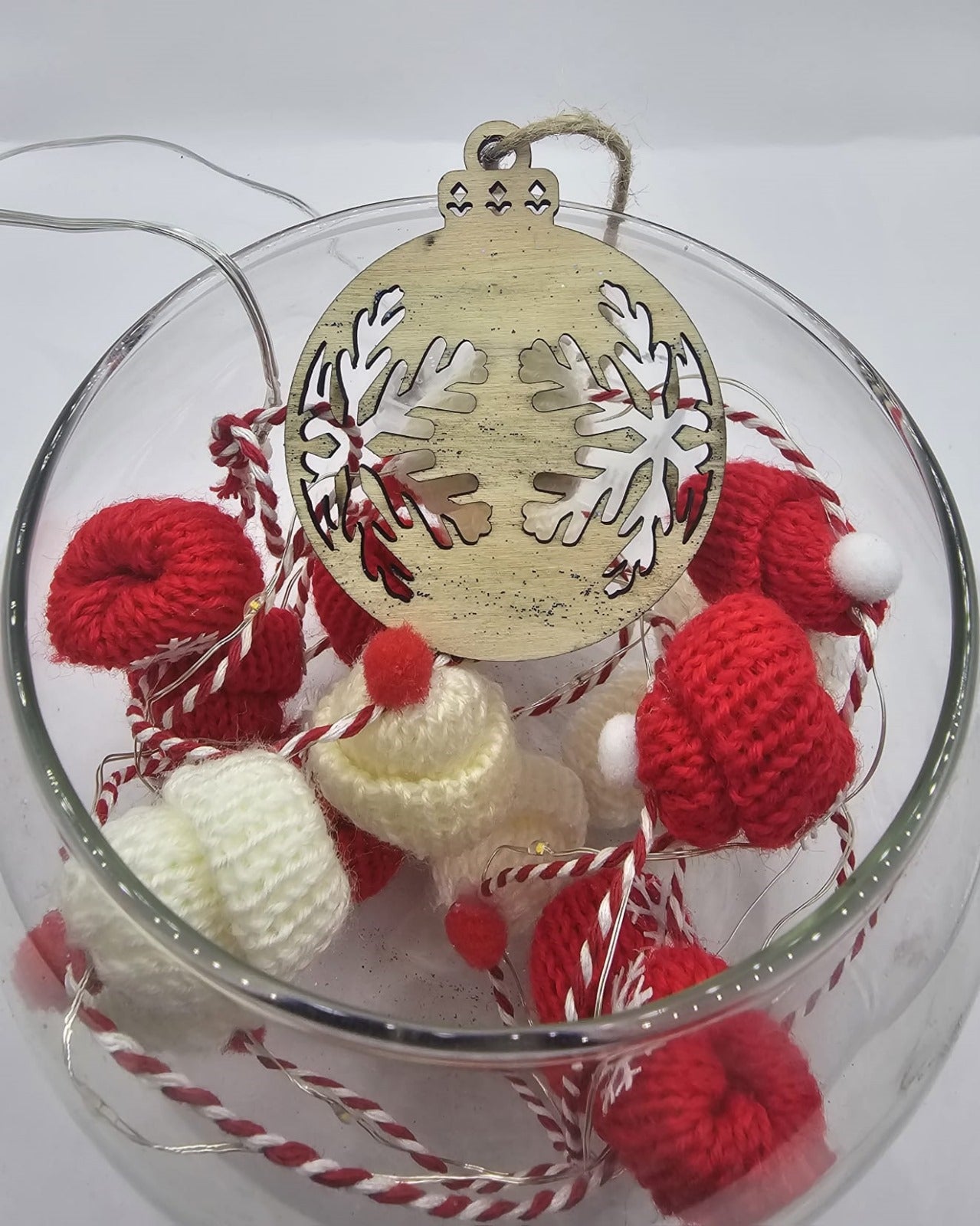 Decorațiune/ ornament glob din lemn, pentru împodobit bradul de Crăciun Decorațiune/ ornament glob din lemn, pentru împodobit bradul de Crăciun