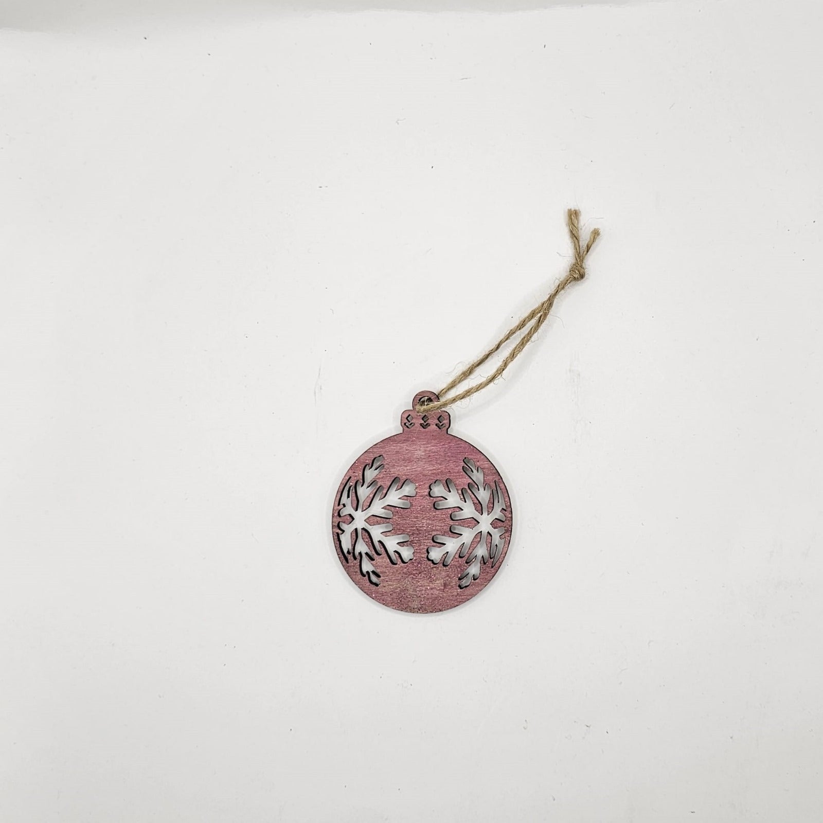 Decorațiune/ ornament glob din lemn, pentru împodobit bradul de Crăciun Decorațiune/ ornament glob din lemn, pentru împodobit bradul de Crăciun