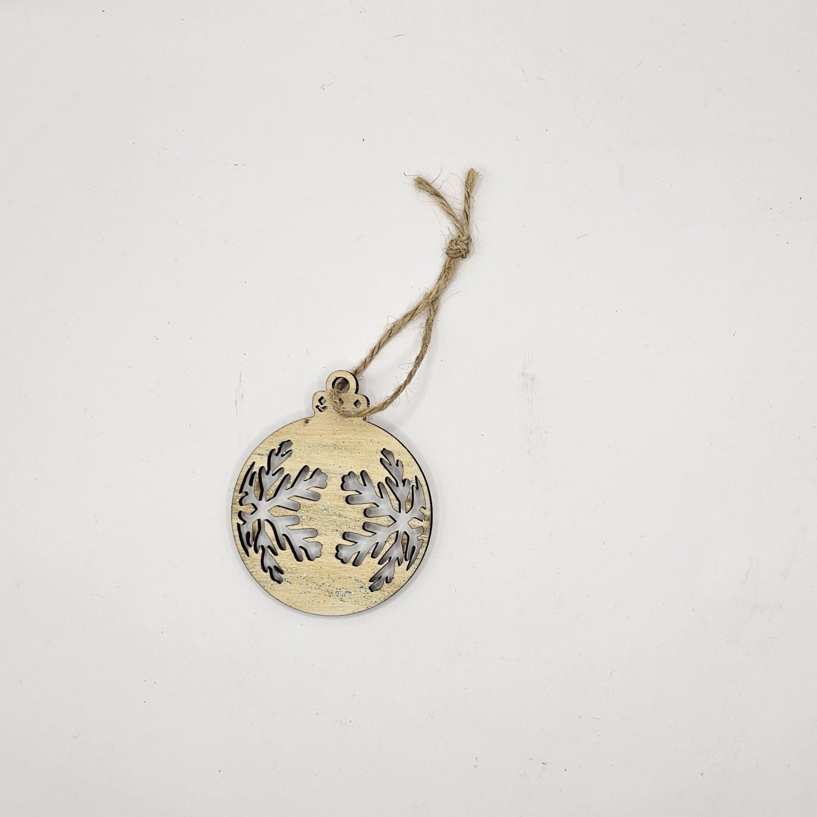Decorațiune/ ornament glob din lemn, pentru împodobit bradul de Crăciun Decorațiune/ ornament glob din lemn, pentru împodobit bradul de Crăciun