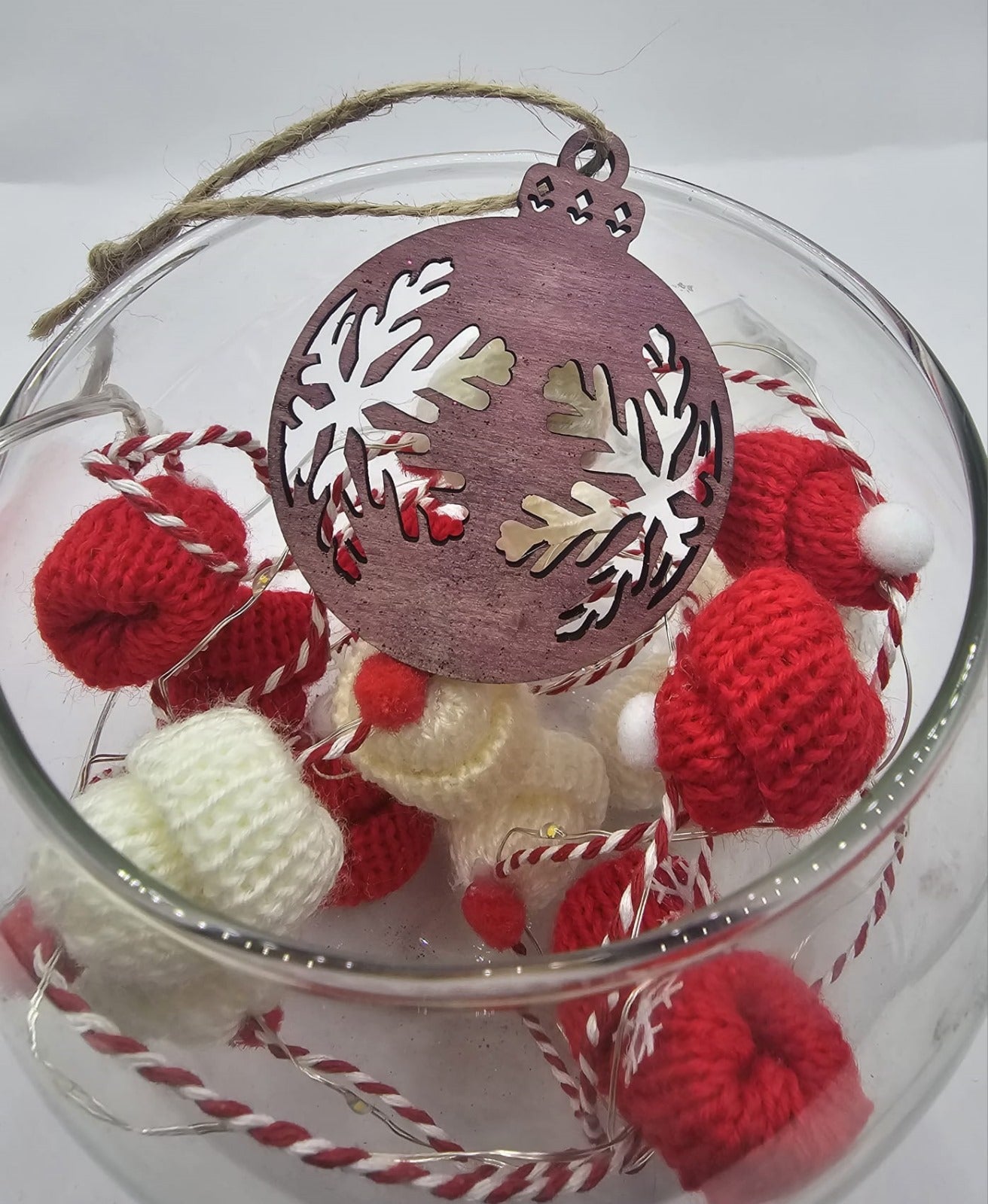 Decorațiune/ ornament glob din lemn, pentru împodobit bradul de Crăciun Decorațiune/ ornament glob din lemn, pentru împodobit bradul de Crăciun