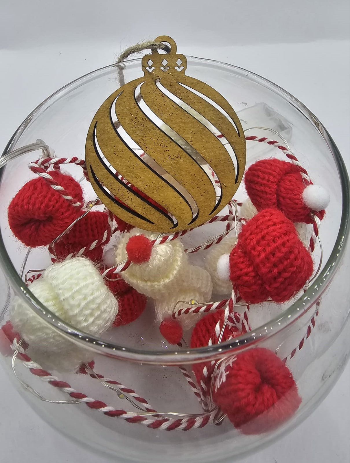 Decorațiune/ ornament glob din lemn, pentru împodobit bradul de Crăciun Decorațiune/ ornament glob din lemn, pentru împodobit bradul de Crăciun