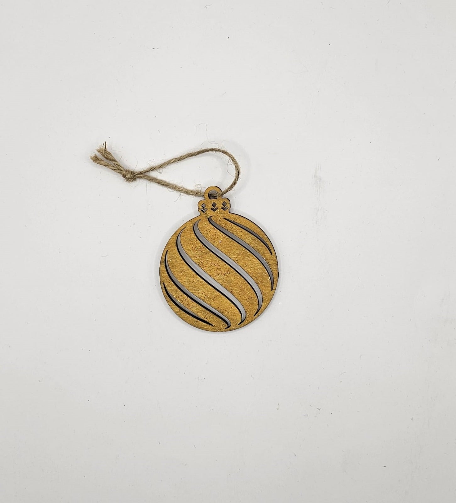 Decorațiune/ ornament glob din lemn, pentru împodobit bradul de Crăciun Decorațiune/ ornament glob din lemn, pentru împodobit bradul de Crăciun