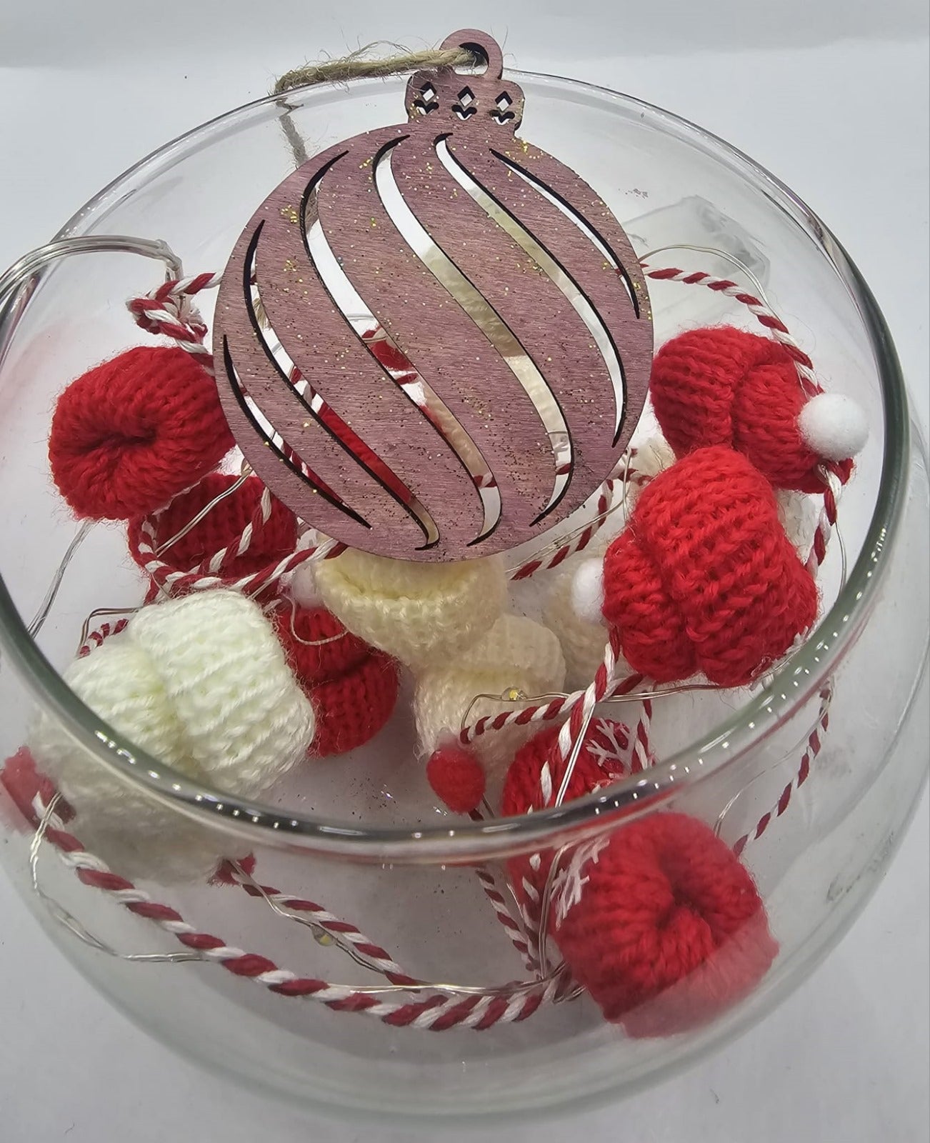 Decorațiune/ ornament glob din lemn, pentru împodobit bradul de Crăciun Decorațiune/ ornament glob din lemn, pentru împodobit bradul de Crăciun