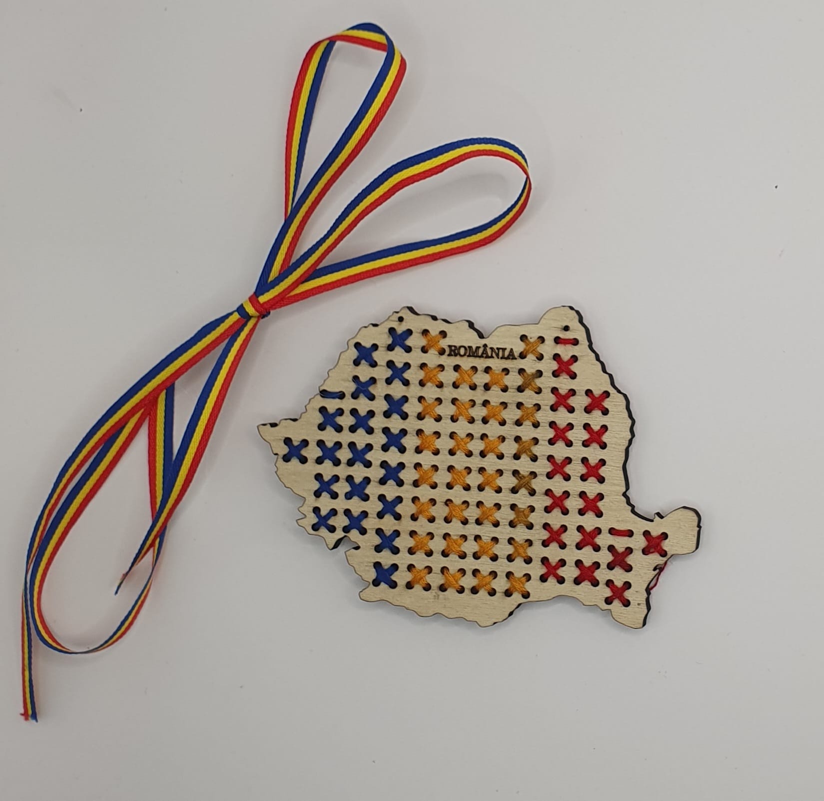 Harta României din lemn, potrivită a fi cusută Harta României din lemn, potrivită a fi cusută