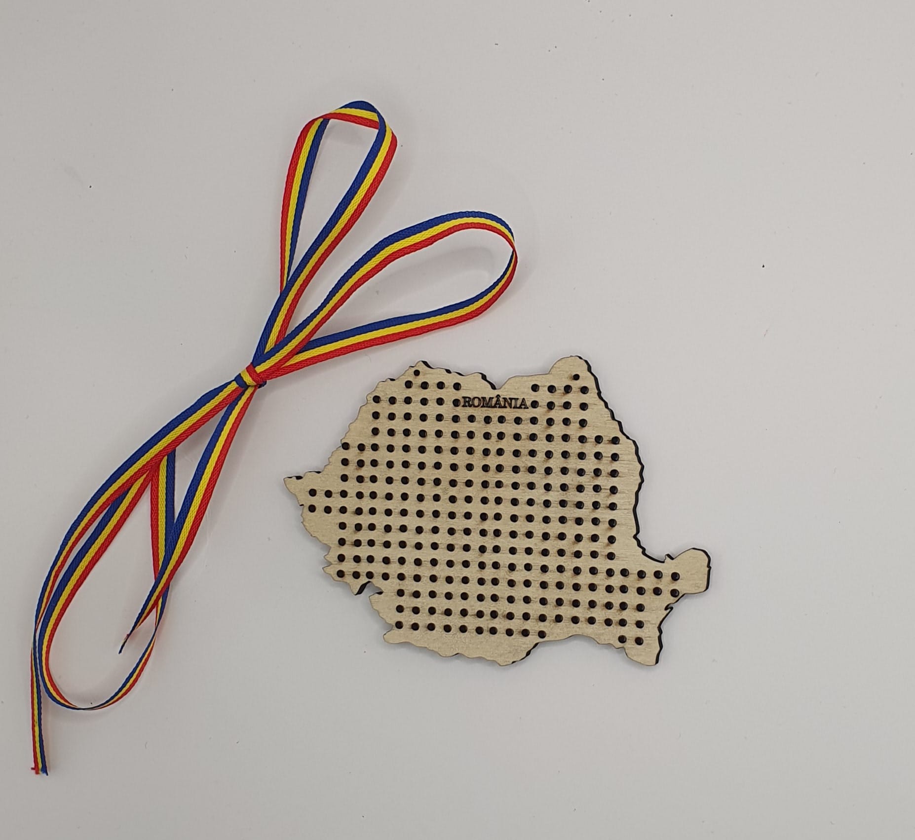 Harta României din lemn, potrivită a fi cusută Harta României din lemn, potrivită a fi cusută