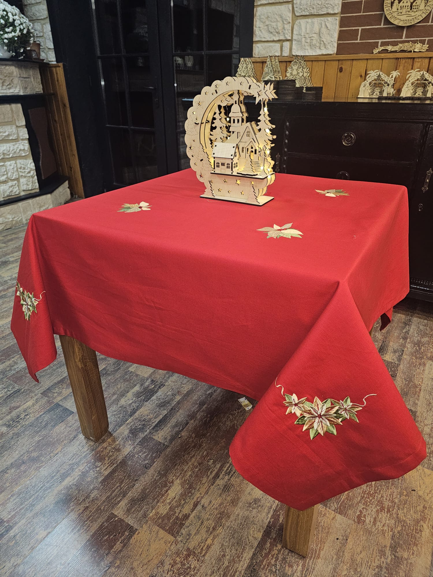 Față de masă pătrată (150 x 150 cm), brodată cu crăciunițe Față de masă pătrată (150 x 150 cm), brodată cu crăciunițe
