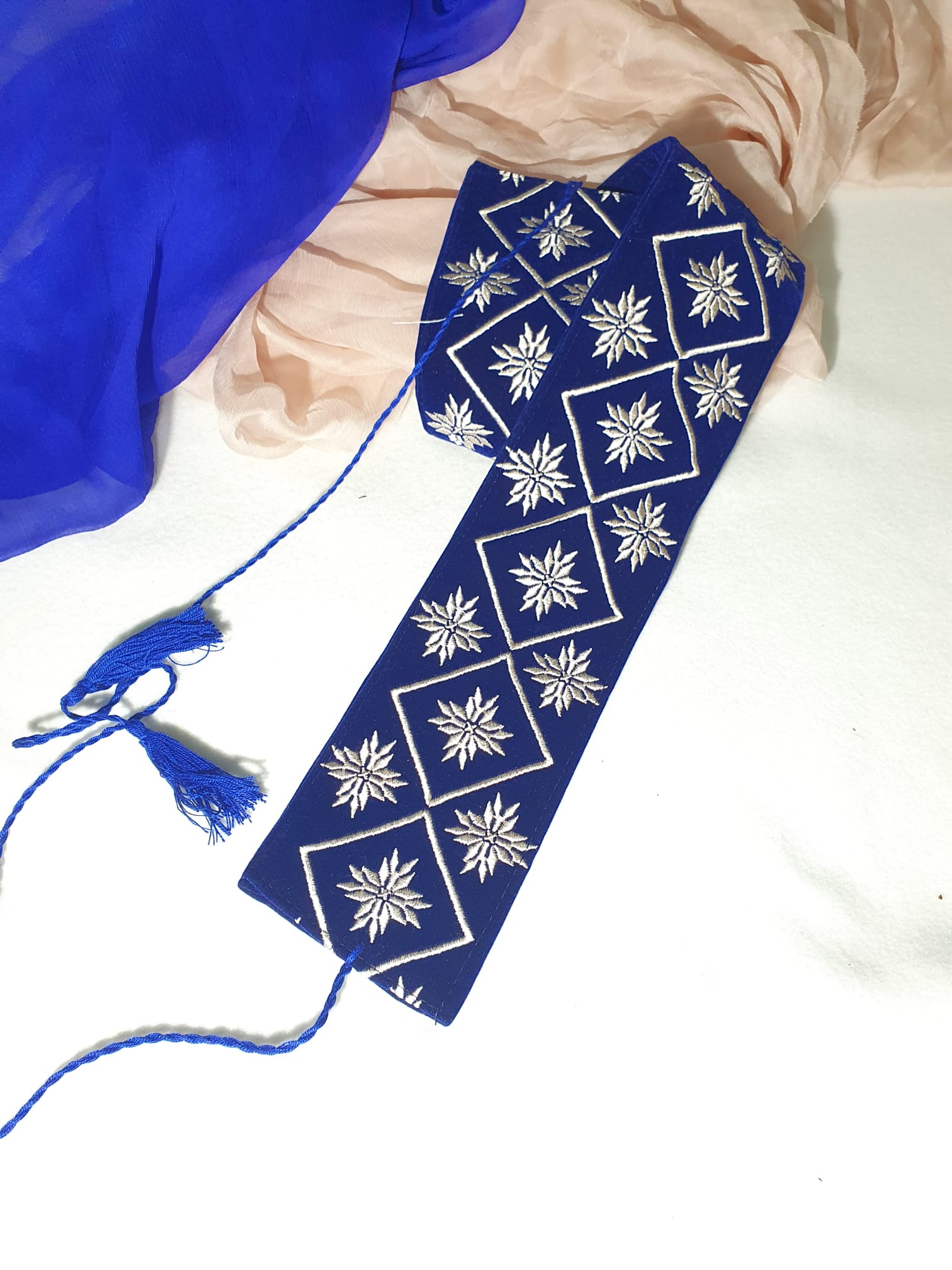 Brâu model ”Steaua cu 16 țăpi” brodat pe catifea bleumarin regal Brâu model ”Steaua cu 16 țăpi” brodat pe catifea bleumarin regal