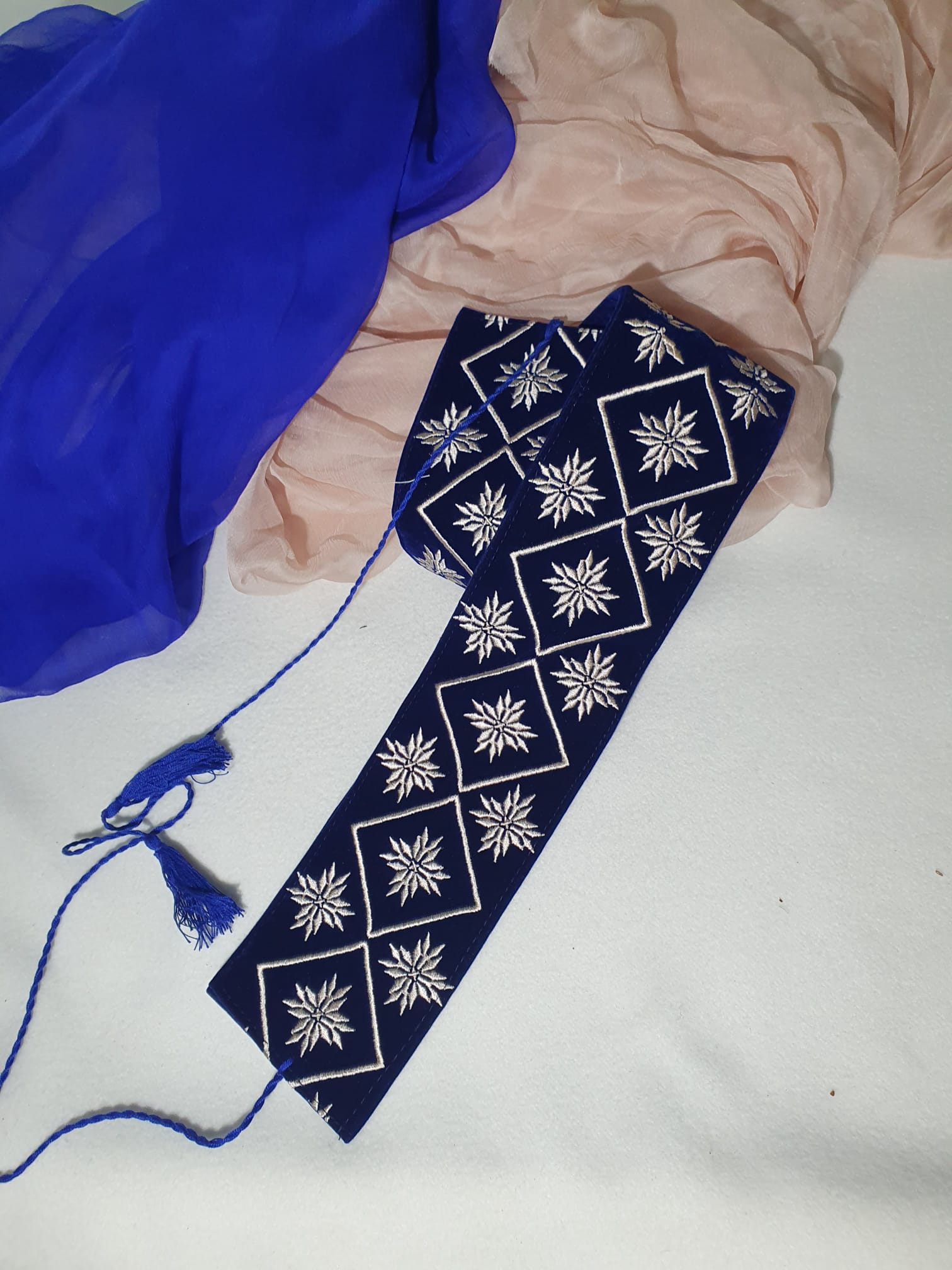 Brâu model ”Steaua cu 16 țăpi” brodat pe catifea bleumarin regal Brâu model ”Steaua cu 16 țăpi” brodat pe catifea bleumarin regal