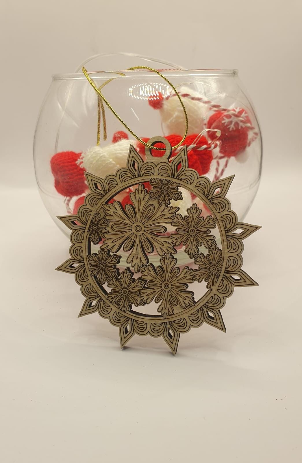 Decorațiune/ ornament/ glob din lemn gravat în spiritul Crăciunului Decorațiune/ ornament/ glob din lemn gravat în spiritul Crăciunului