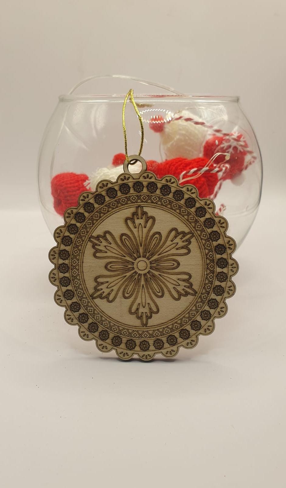 Decorațiune/ ornament/ glob din lemn gravat în spiritul Crăciunului Decorațiune/ ornament/ glob din lemn gravat în spiritul Crăciunului