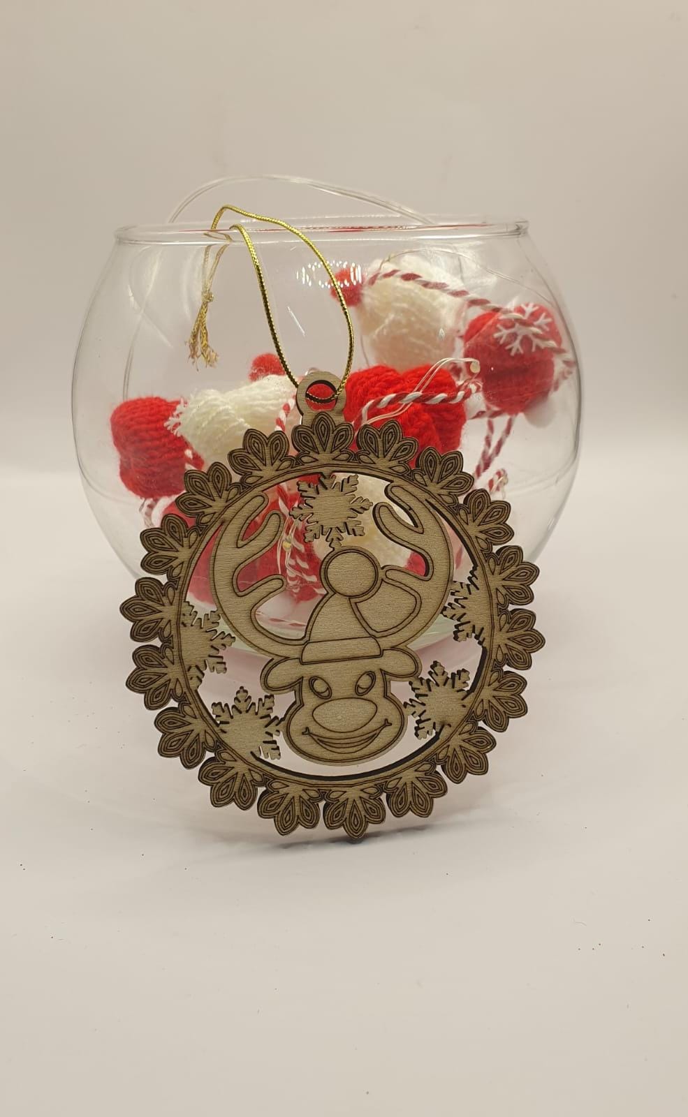 Decorațiune/ ornament/ glob din lemn gravat în spiritul Crăciunului Decorațiune/ ornament/ glob din lemn gravat în spiritul Crăciunului