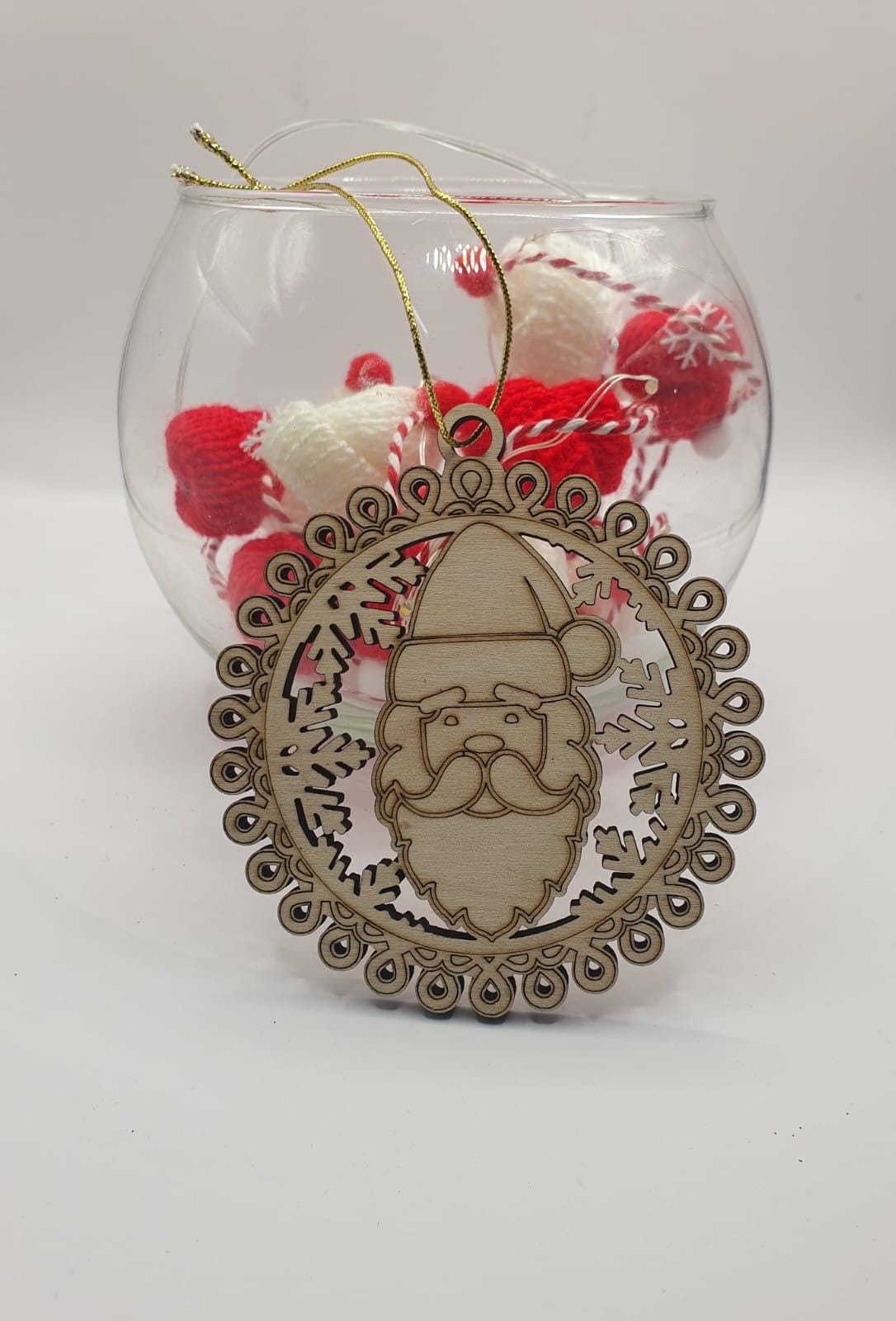 Decorațiune/ ornament/ glob din lemn gravat în spiritul Crăciunului Decorațiune/ ornament/ glob din lemn gravat în spiritul Crăciunului