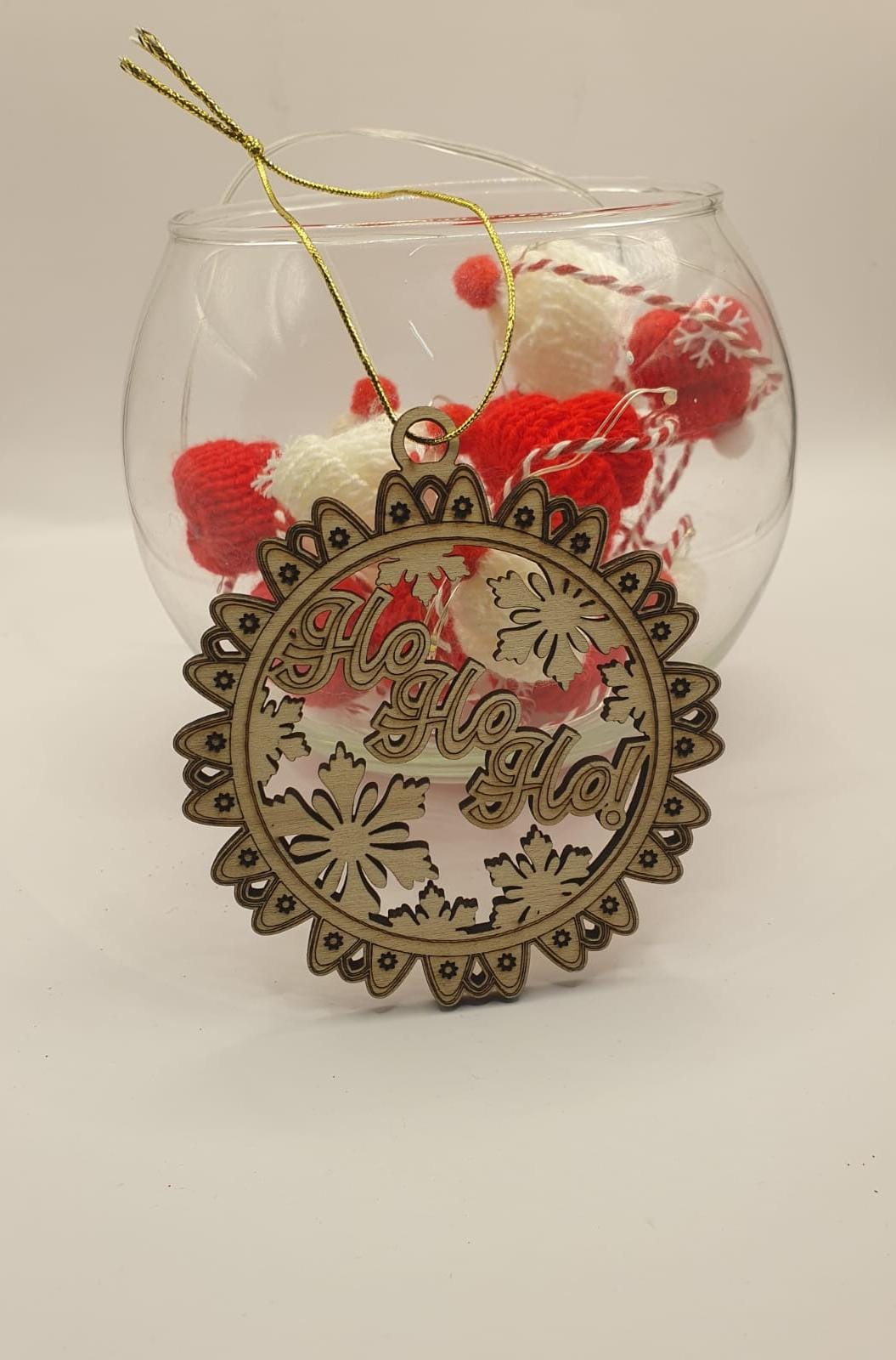 Decorațiune/ ornament/ glob din lemn gravat în spiritul Crăciunului Decorațiune/ ornament/ glob din lemn gravat în spiritul Crăciunului