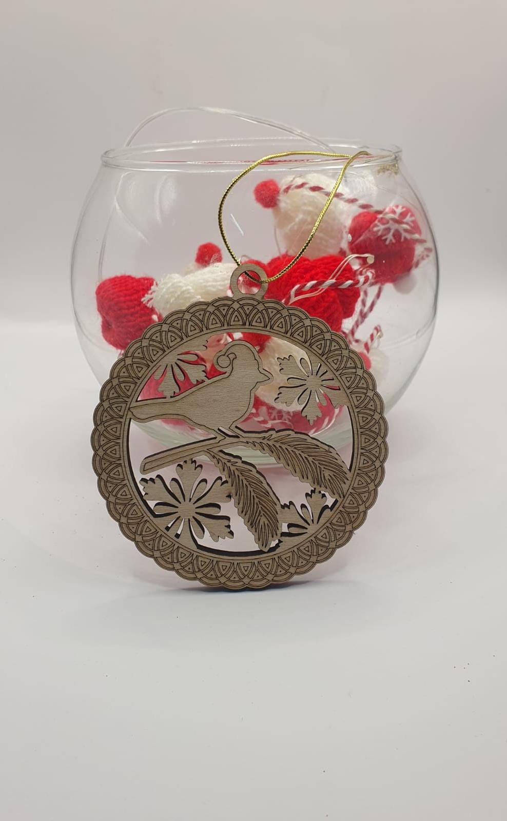 Decorațiune/ ornament/ glob din lemn gravat în spiritul Crăciunului Decorațiune/ ornament/ glob din lemn gravat în spiritul Crăciunului