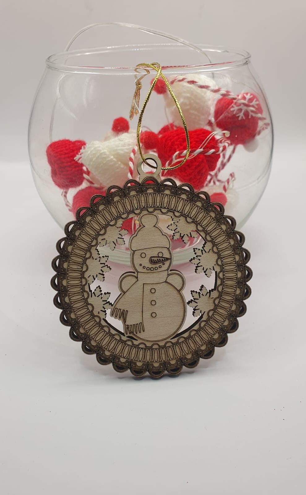 Decorațiune/ ornament/ glob din lemn gravat în spiritul Crăciunului Decorațiune/ ornament/ glob din lemn gravat în spiritul Crăciunului