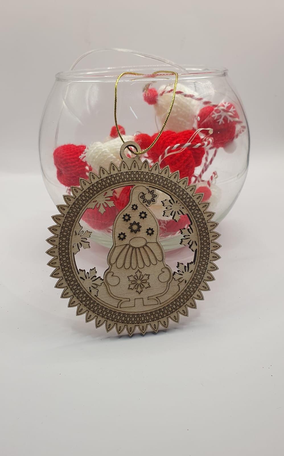 Decorațiune/ ornament/ glob din lemn gravat în spiritul Crăciunului Decorațiune/ ornament/ glob din lemn gravat în spiritul Crăciunului