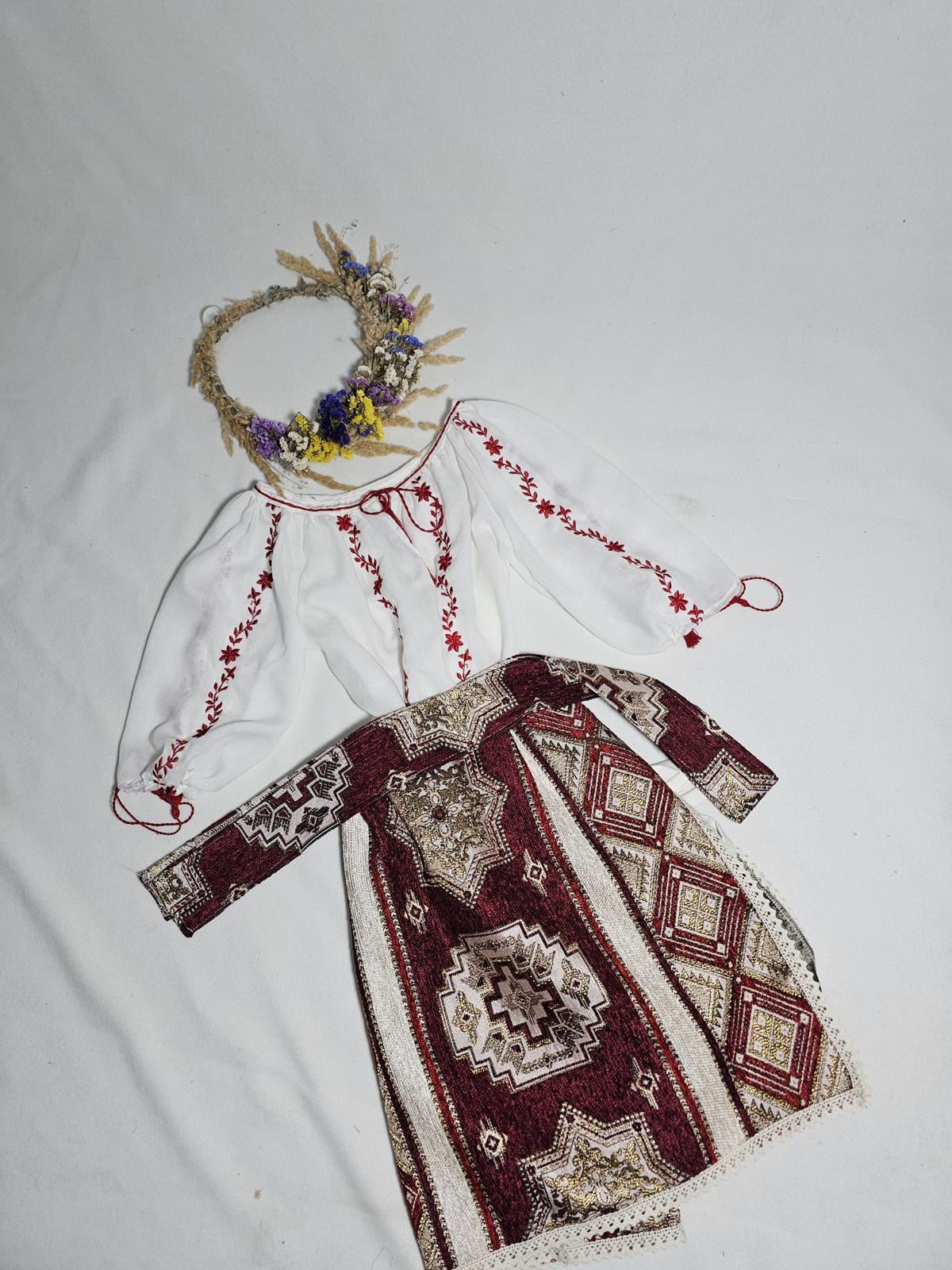 Costum popular fetiță, compus din fotă, ie și brâu, mărimi de la 2 la 13 ani Costum popular fetiță, compus din fotă, ie și brâu, mărimi de la 2 la 13 ani