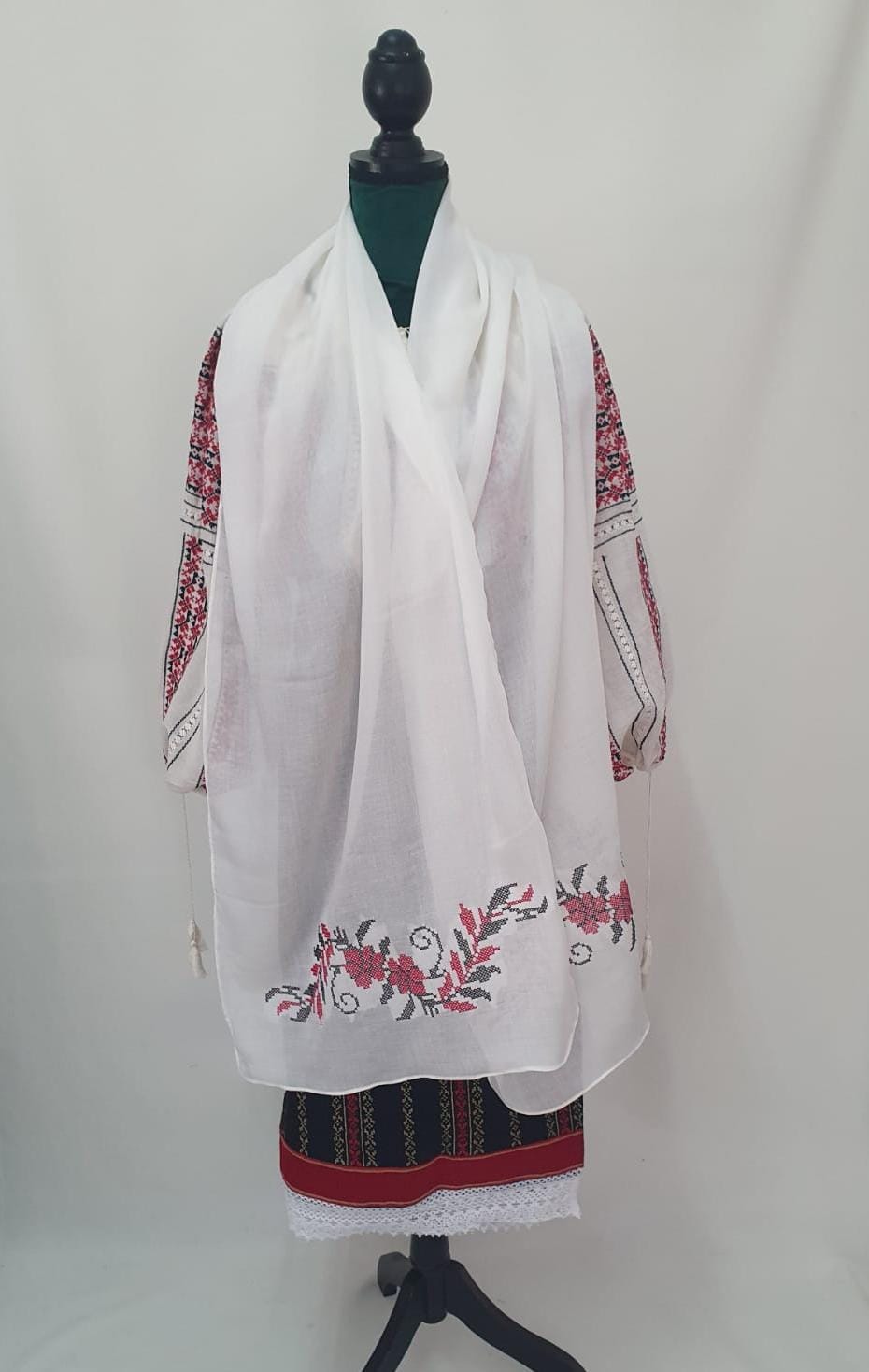 Eșarfă/ maramă, model tradițional floral roșu cu negru, 220x50 cm Eșarfă/ maramă, model tradițional floral roșu cu negru, 220x50 cm