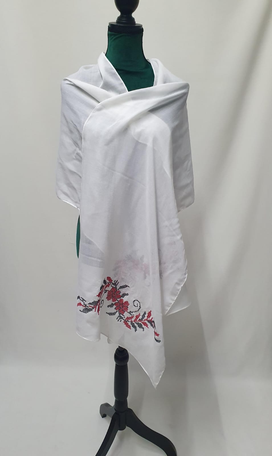 Eșarfă/ maramă, model tradițional floral roșu cu negru, 220x50 cm Eșarfă/ maramă, model tradițional floral roșu cu negru, 220x50 cm