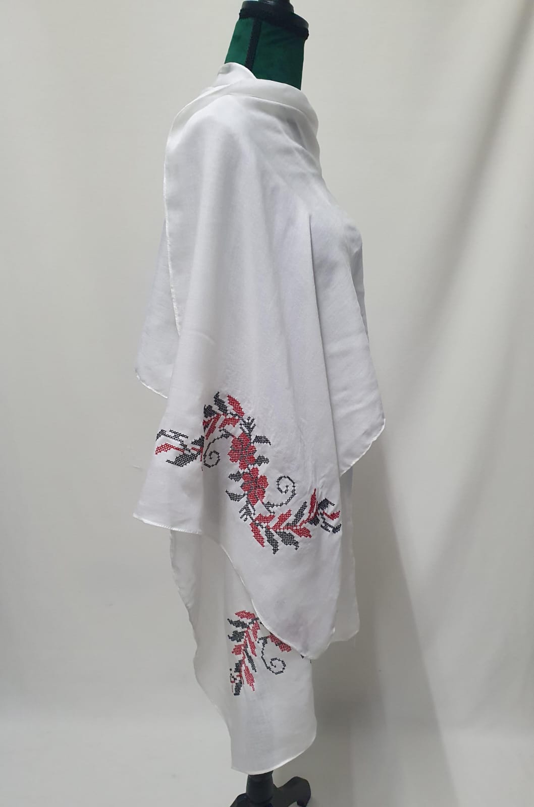 Eșarfă/ maramă, model tradițional floral roșu cu negru, 220x50 cm Eșarfă/ maramă, model tradițional floral roșu cu negru, 220x50 cm