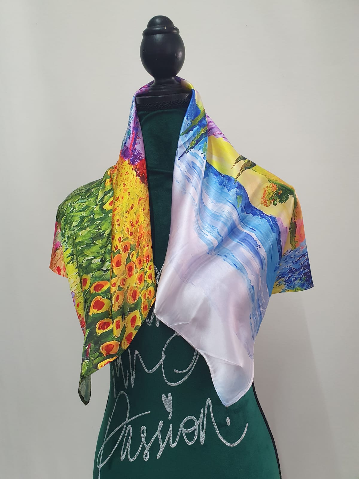 Batic din mătase naturală cu imprimeri inspirate din picturi celebre Batic din mătase naturală cu imprimeri inspirate din picturi celebre