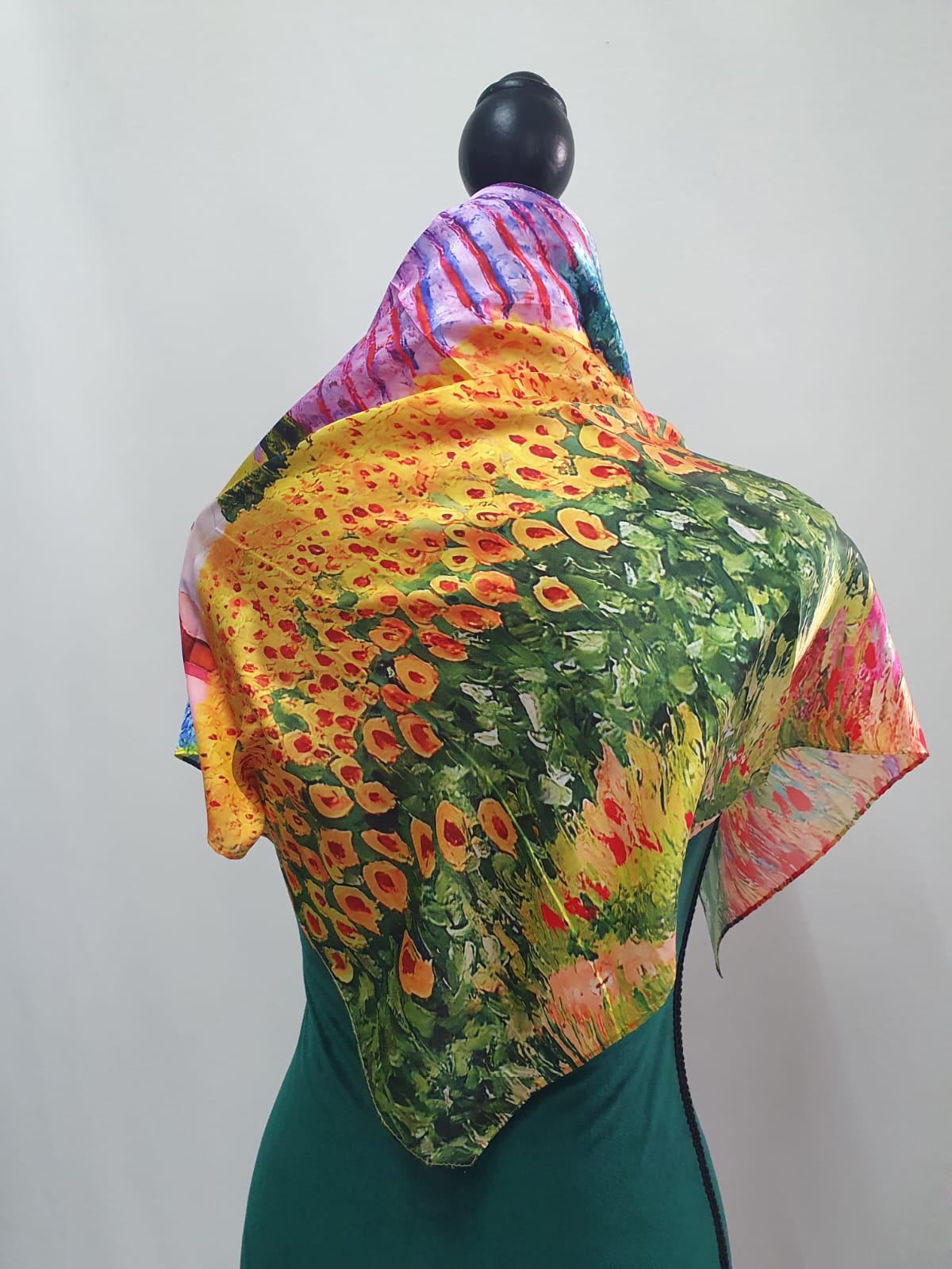 Batic din mătase naturală cu imprimeri inspirate din picturi celebre Batic din mătase naturală cu imprimeri inspirate din picturi celebre