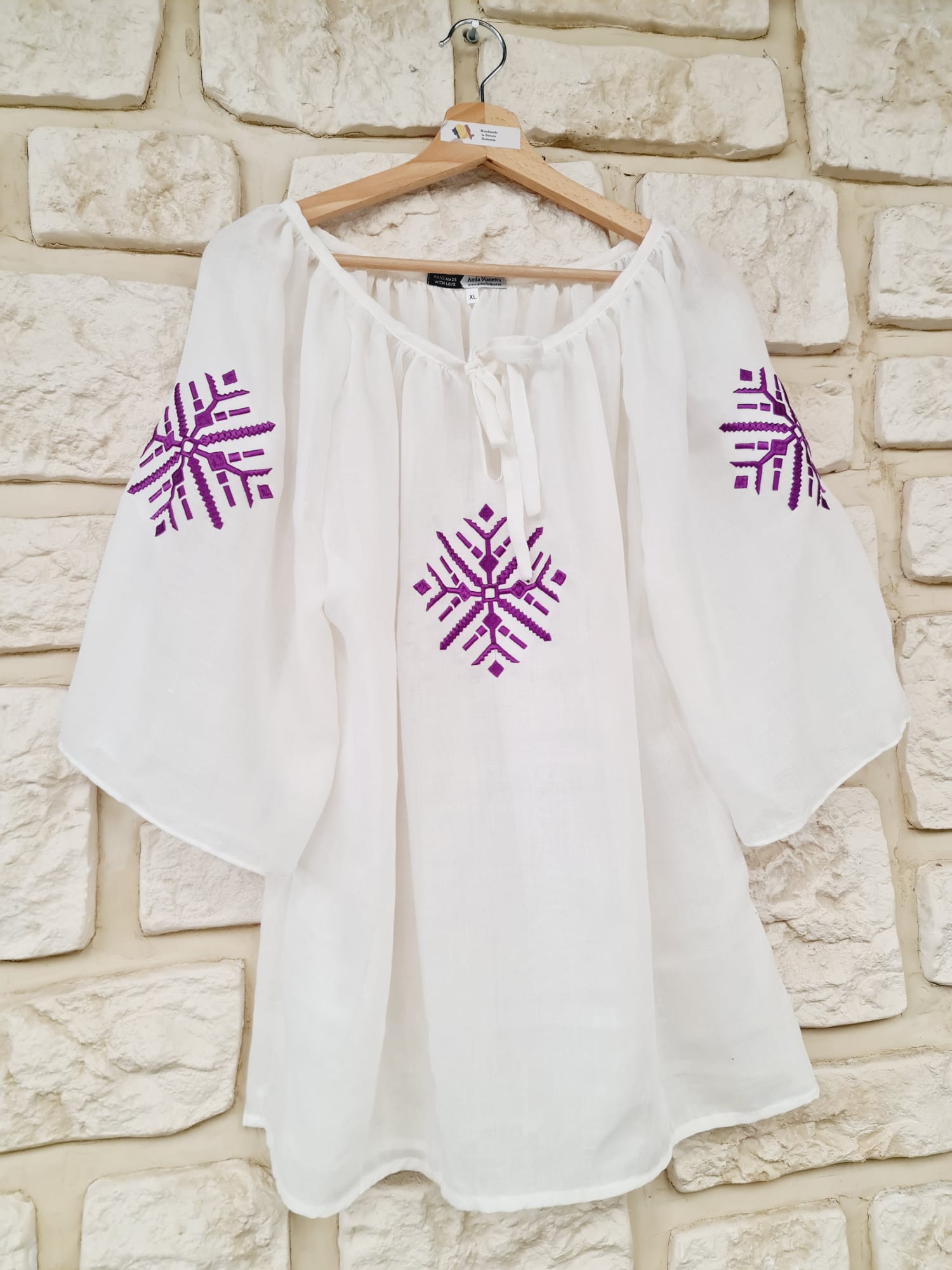 Bluza „Regina” – eleganță regală și tradiție autentică Bluza „Regina” – eleganță regală și tradiție autentică