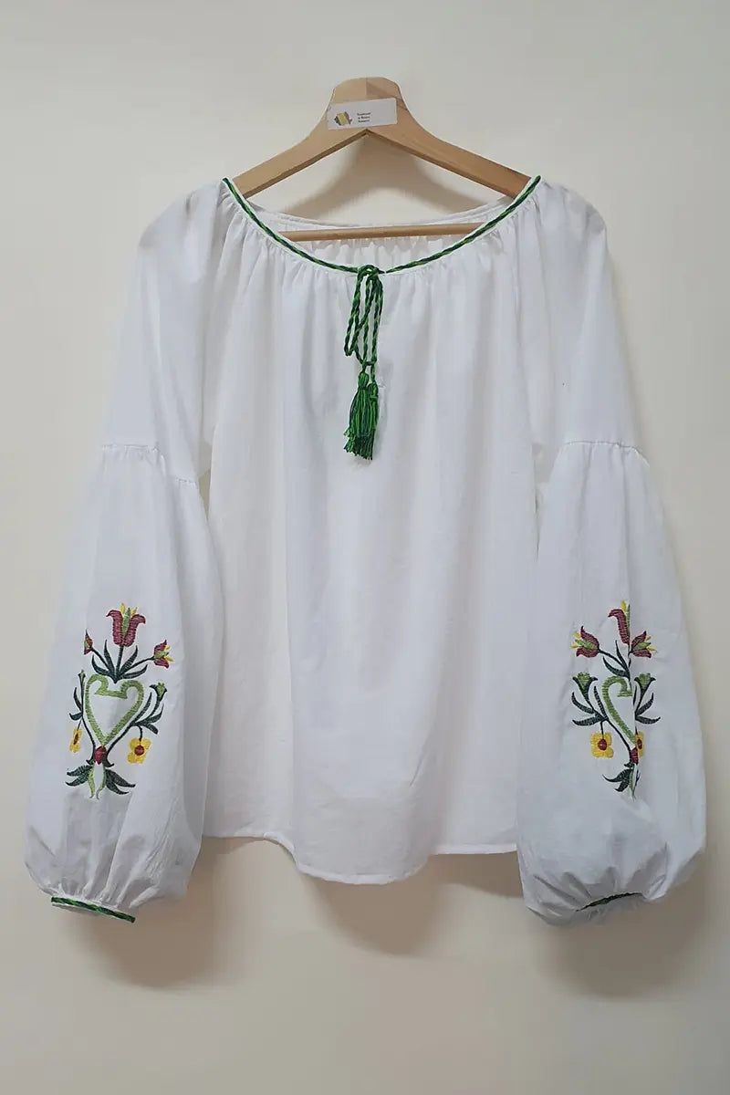 Bluza in spiritul traditiei - Crini Bluza in spiritul traditiei - Crini