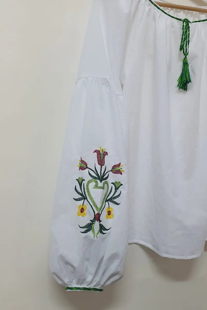 Bluza in spiritul traditiei - Crini Bluza in spiritul traditiei - Crini