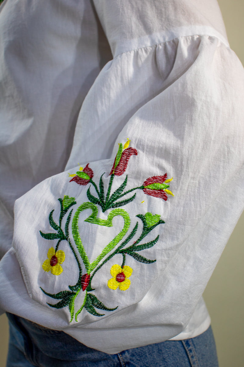 Bluza in spiritul traditiei - Crini Bluza in spiritul traditiei - Crini