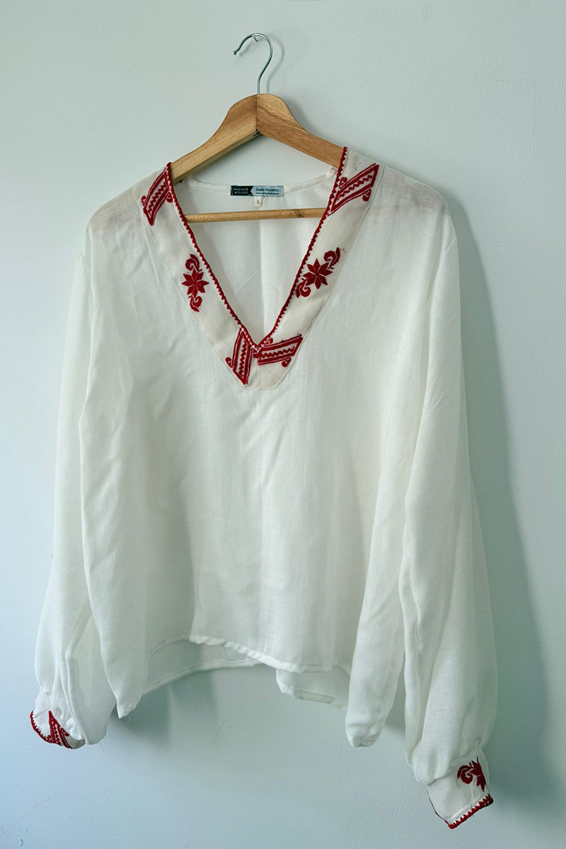 Bluză cu broderie veche - povești aduse în prezent Bluză cu broderie veche - povești aduse în prezent