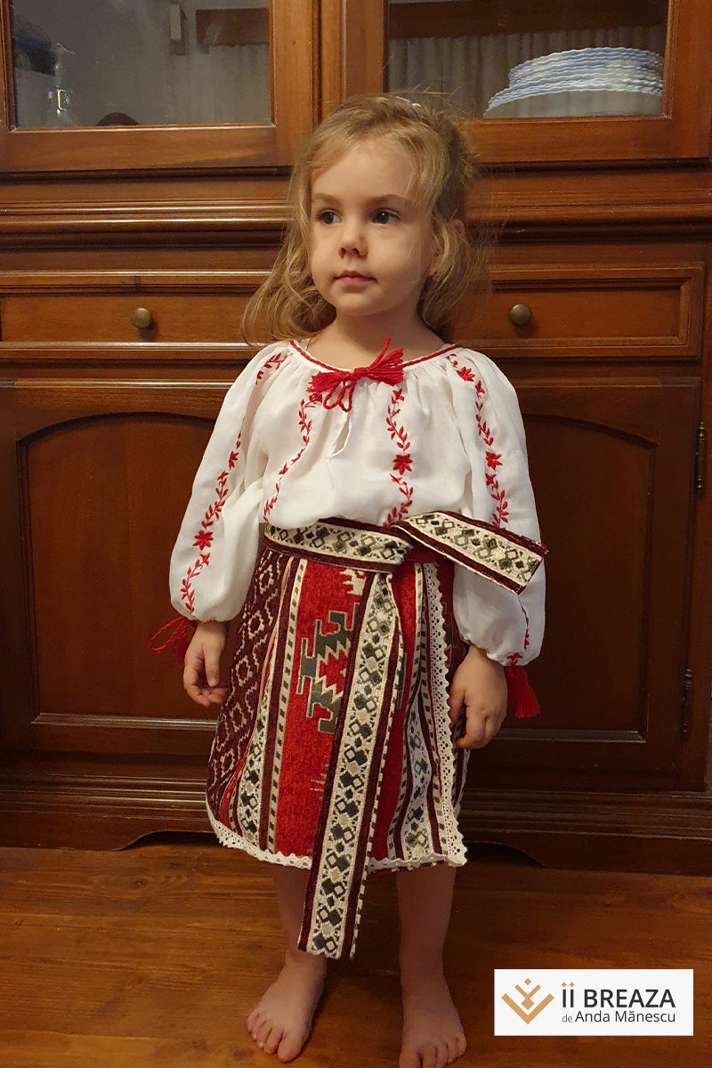 Costum popular fetiță, compus din fotă, ie și brâu, mărimi de la 2 la 13 ani Costum popular fetiță, compus din fotă, ie și brâu, mărimi de la 2 la 13 ani
