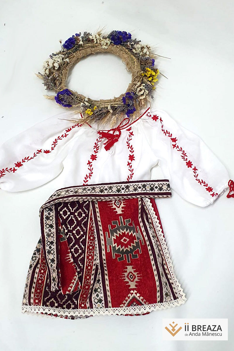 Costum popular fetiță, compus din fotă, ie și brâu, mărimi de la 2 la 13 ani Costum popular fetiță, compus din fotă, ie și brâu, mărimi de la 2 la 13 ani