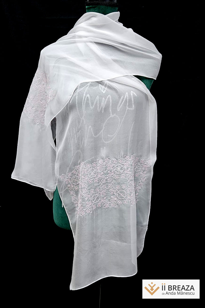 Maramă/ eșarfă brodată cu modelul Multicolorul, pe mătase naturală, 200 x 40 cm Maramă/ eșarfă brodată cu modelul Multicolorul, pe mătase naturală, 200 x 40 cm