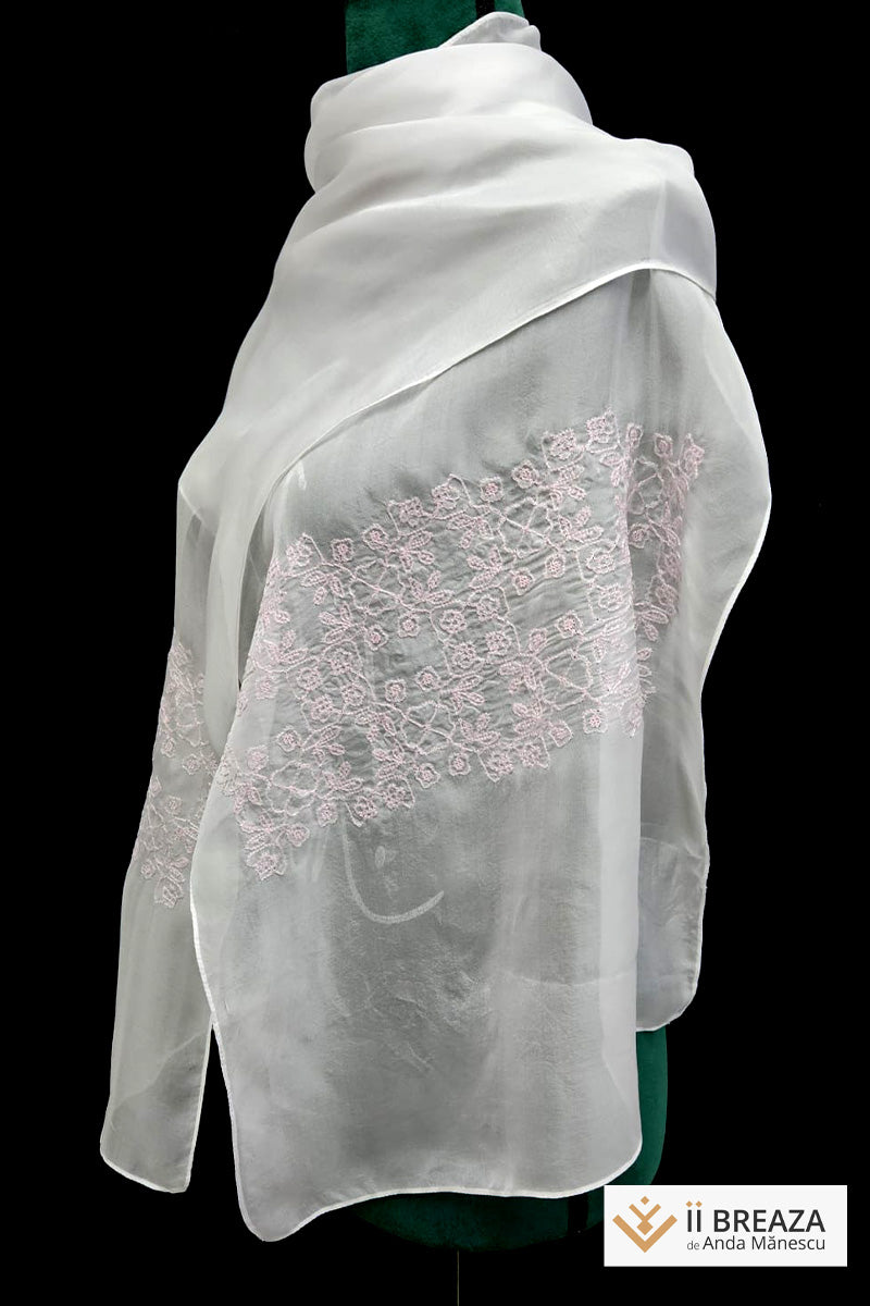 Maramă/ eșarfă brodată cu modelul Multicolorul, pe mătase naturală, 200 x 40 cm Maramă/ eșarfă brodată cu modelul Multicolorul, pe mătase naturală, 200 x 40 cm