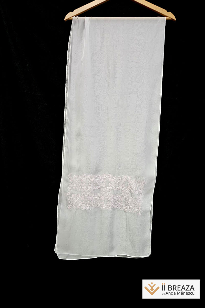 Maramă/ eșarfă brodată cu modelul Multicolorul, pe mătase naturală, 200 x 40 cm Maramă/ eșarfă brodată cu modelul Multicolorul, pe mătase naturală, 200 x 40 cm