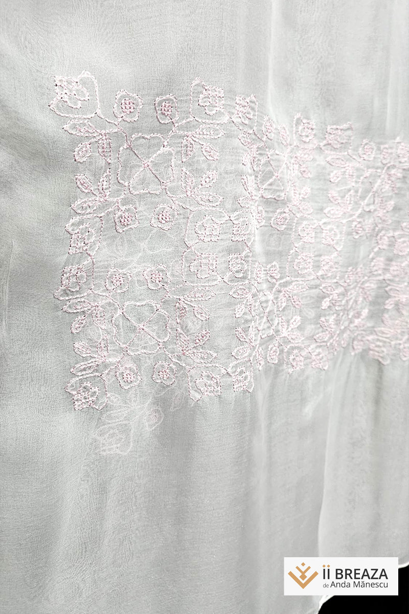 Maramă/ eșarfă brodată cu modelul Multicolorul, pe mătase naturală, 200 x 40 cm Maramă/ eșarfă brodată cu modelul Multicolorul, pe mătase naturală, 200 x 40 cm