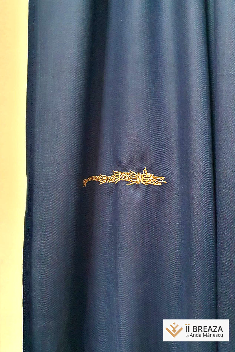 Șal bărbătesc, ornat cu broderie Lupul Dacic (Dracon) Șal bărbătesc, ornat cu broderie Lupul Dacic (Dracon)