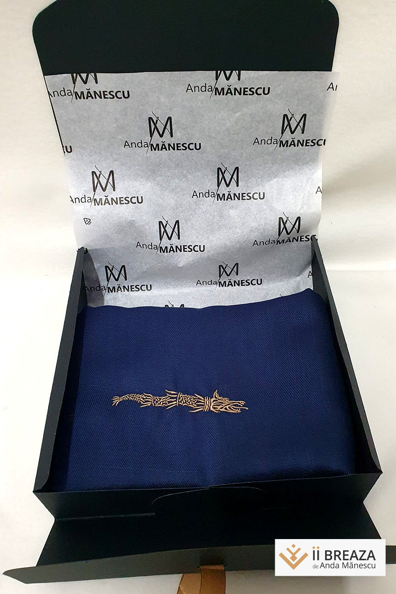 Șal bărbătesc, ornat cu broderie Lupul Dacic (Dracon) Șal bărbătesc, ornat cu broderie Lupul Dacic (Dracon)