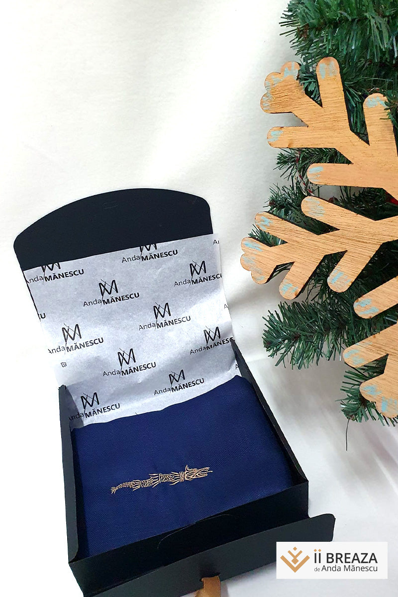 Șal bărbătesc, ornat cu broderie Lupul Dacic (Dracon) Șal bărbătesc, ornat cu broderie Lupul Dacic (Dracon)