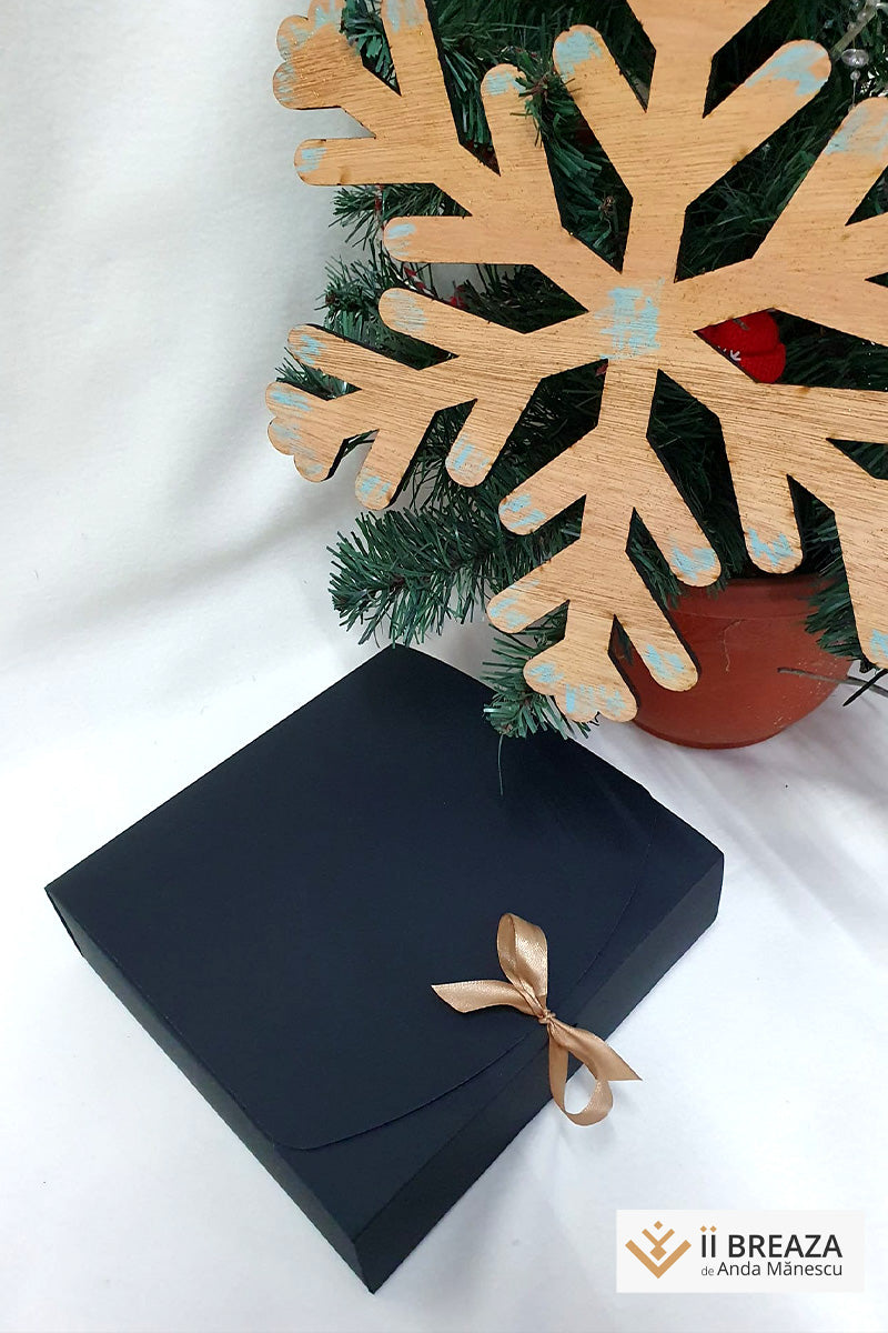 Șal bărbătesc, ornat cu broderie Lupul Dacic (Dracon) Șal bărbătesc, ornat cu broderie Lupul Dacic (Dracon)