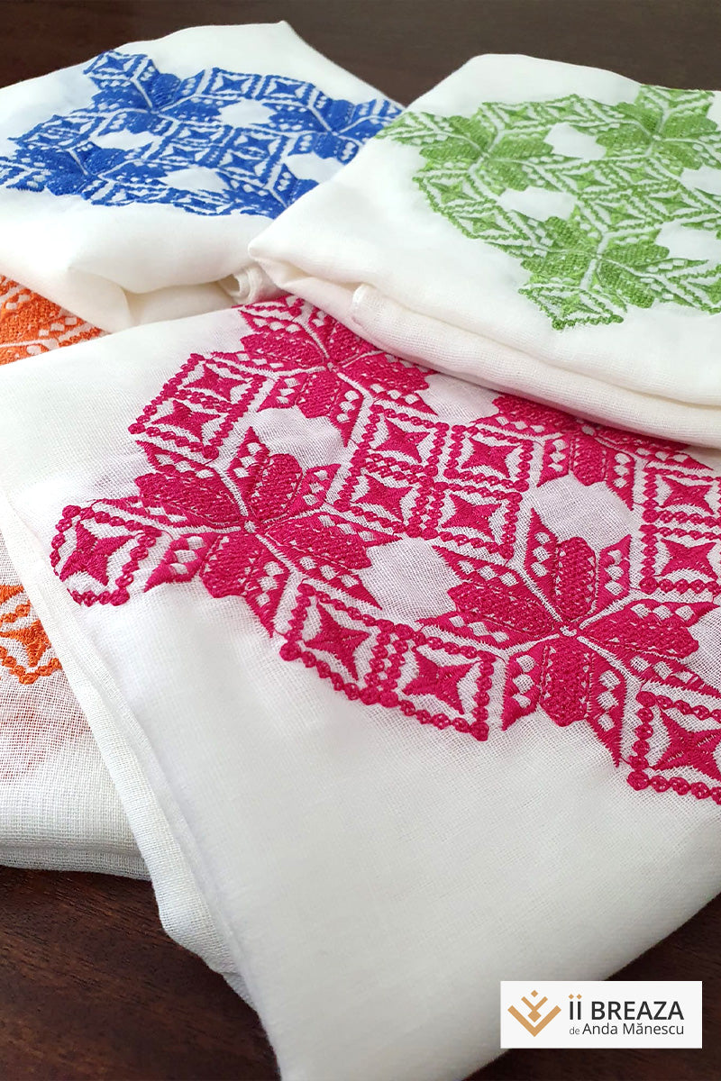 Maramă/ Eșarfă, brodată cu simboluri inspirate din tradiție, 200*50 cm Maramă/ Eșarfă, brodată cu simboluri inspirate din tradiție, 200*50 cm