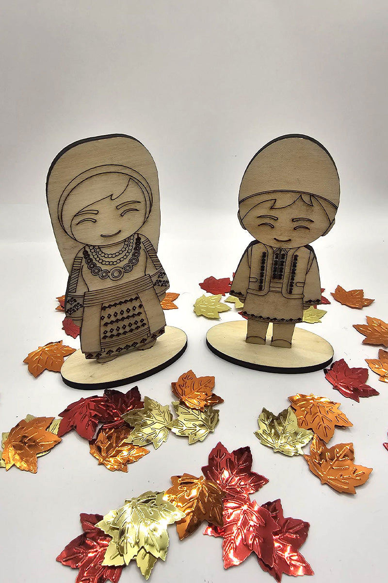 Figurine din lemn cu suport în port popular Figurine din lemn cu suport în port popular