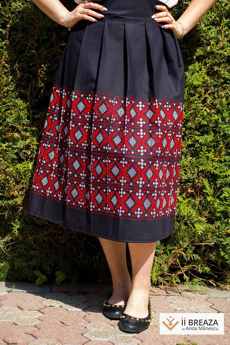 Fotă tip fustă, cu însemne tradiționale, bleumarin cu roșu Fotă tip fustă, cu însemne tradiționale, bleumarin cu roșu