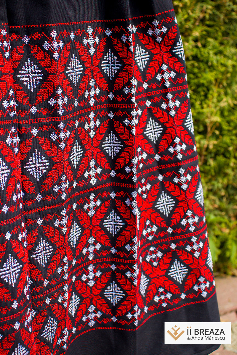Fotă tip fustă, cu însemne tradiționale, bleumarin cu roșu Fotă tip fustă, cu însemne tradiționale, bleumarin cu roșu