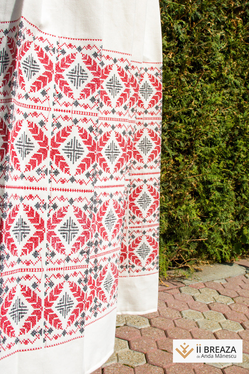Fotă tip fustă, cu însemne tradiționale, alb cu roșu Fotă tip fustă, cu însemne tradiționale, alb cu roșu