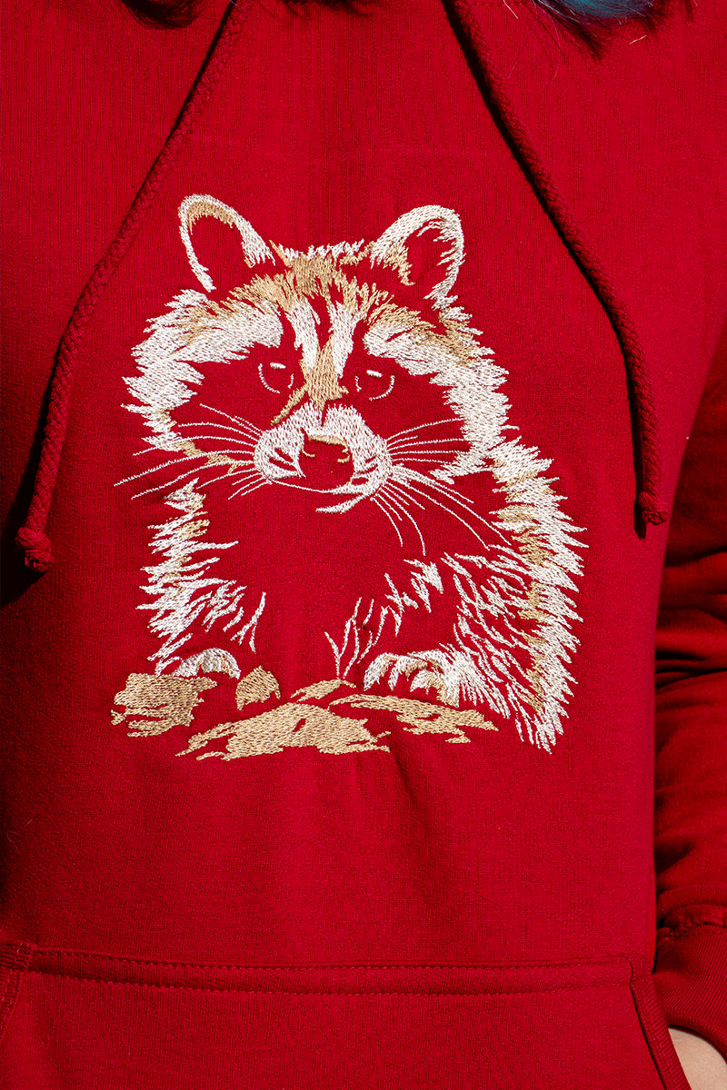 Hanorac roșu brodat cu raton Hanorac roșu brodat cu raton